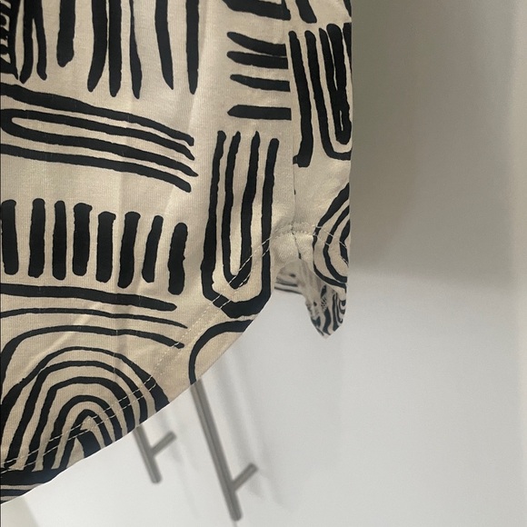 🇨🇦 THIS IS J Bamboo Top Abstract Patterned Black and White • Size Large Canadian - Picture 6 of 12